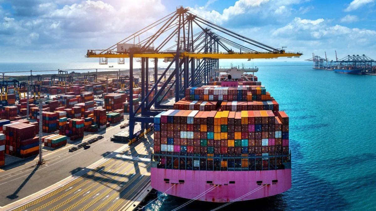 Buque portacontenedores en el muelle bajo grúas pórtico